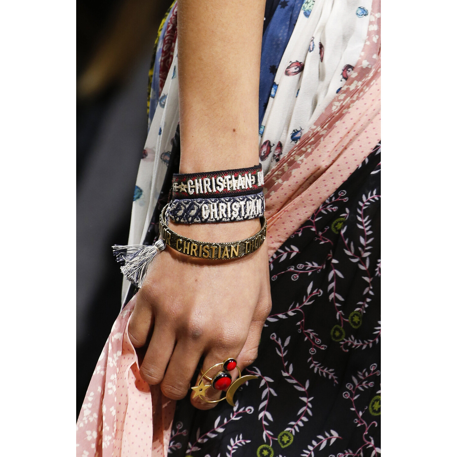 Фото Details Christian Dior , Details Dior Fall 2018 Ready-to-Wear , Детали показа Кристиан Диор , Детали показа Диор осень зима 2018 , Fashion show , неделя моды в Париже , PFW , Мария Грация Кьюри , Mainstyles